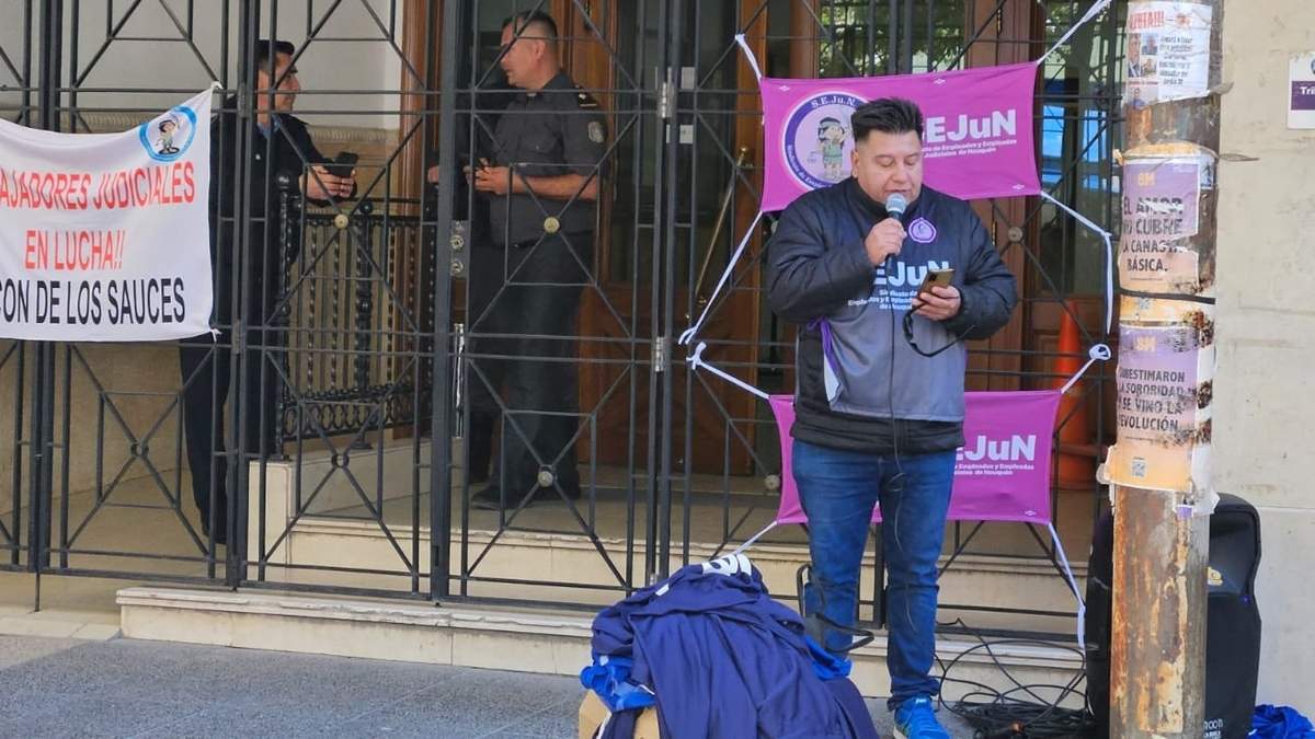 Protesta en las puertas del TSJ. Fuente: (Javier Manzano - Minuto Neuquén)