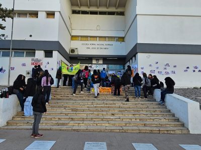 Alumnos del colegio San Martín realizan una sentada contra la violencia: apuntan contra directivos