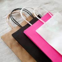 Si compraste algo en una tienda, no tires la bolsa de papel: mirá cómo convertirla en el organizador más útil