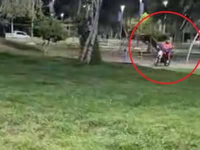 ¿Jugar a la pelota o esquivar motos? El problema que crece en la plaza del Unimev