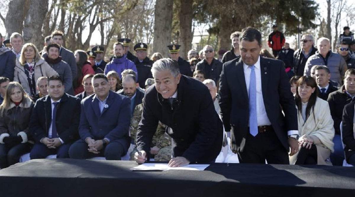 La firma del proyecto en el aniversario de Zapala. Fuente: (Neuquén Informa)