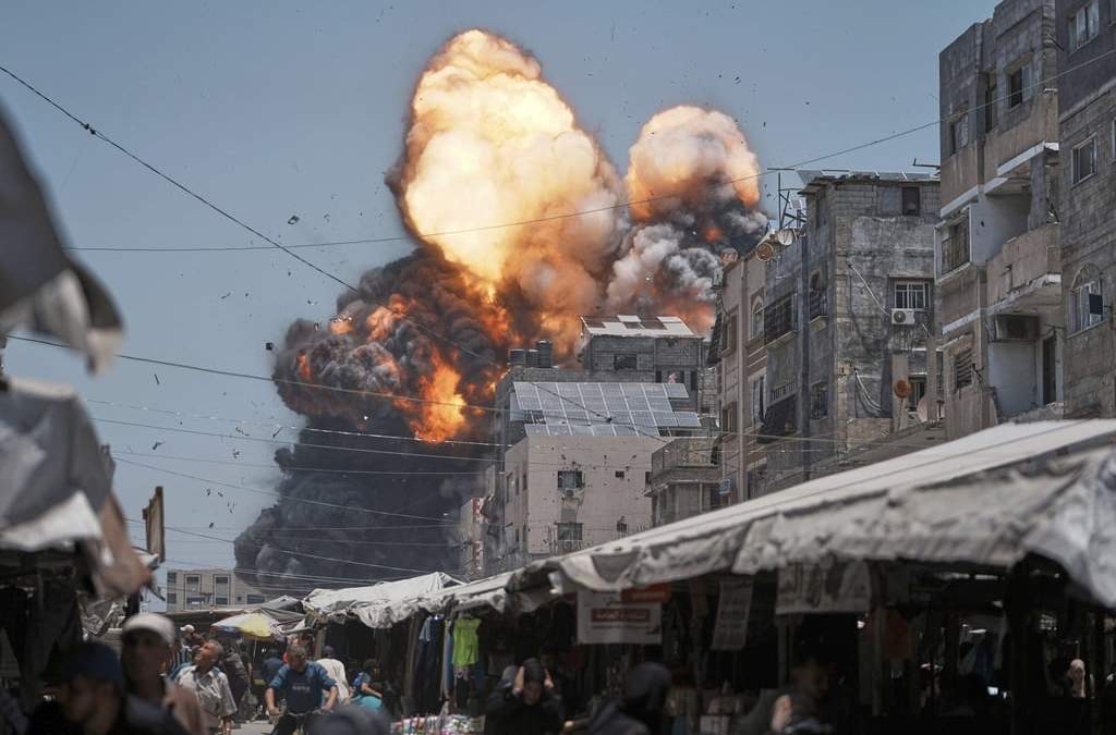 Una densa humareda y llamas se elevan tras un ataque aéreo israelí en Ciudad de Gaza, el domingo 1 de junio de 2025