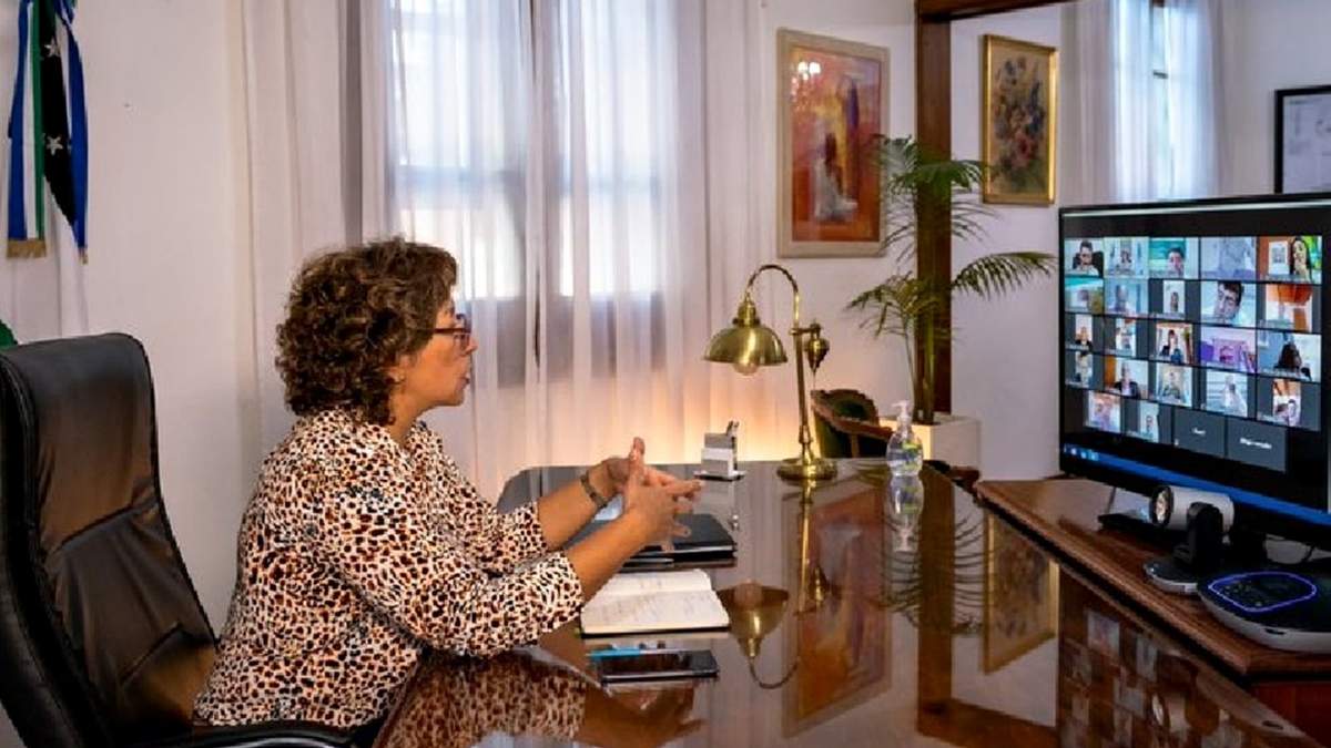 Arabela Carreras en el anuncio realizado a dirigentes de ATE Fuente: (Gobierno rionegrino)