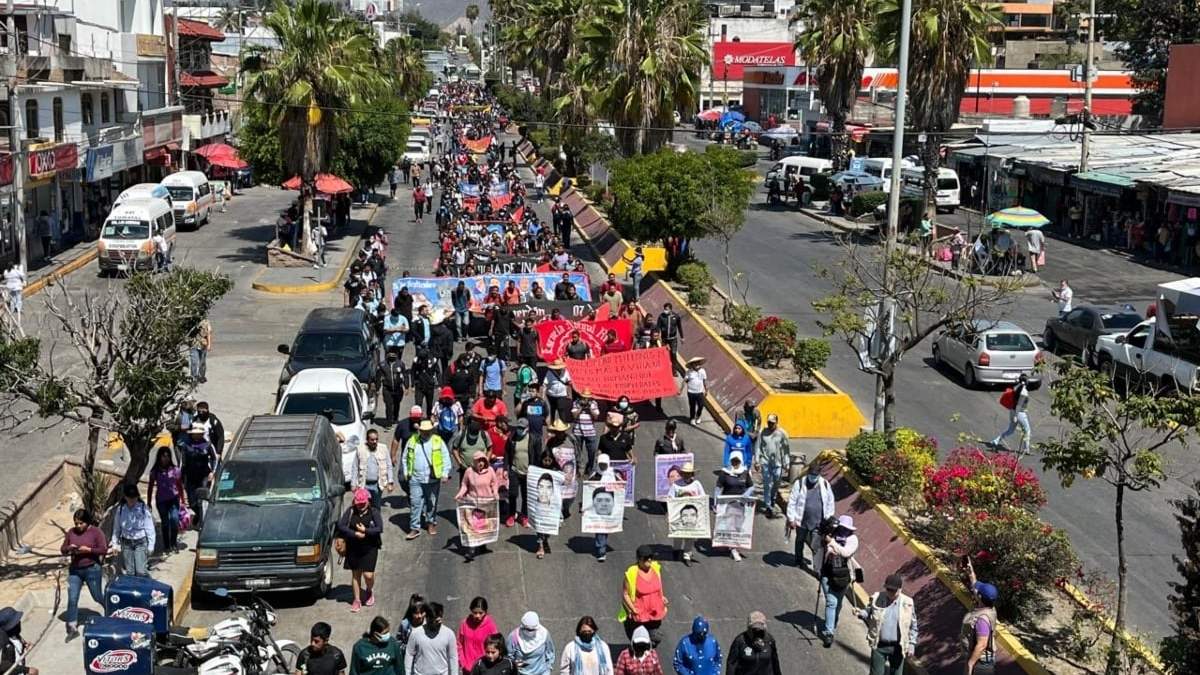 La marcha se dirige al antiguo libramiento hacia la ciudad de Tixtla