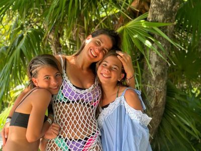 Con Cinthia Fernández como coach, las gemelas Charis y Bella compartieron una mini rutina de entrenamiento