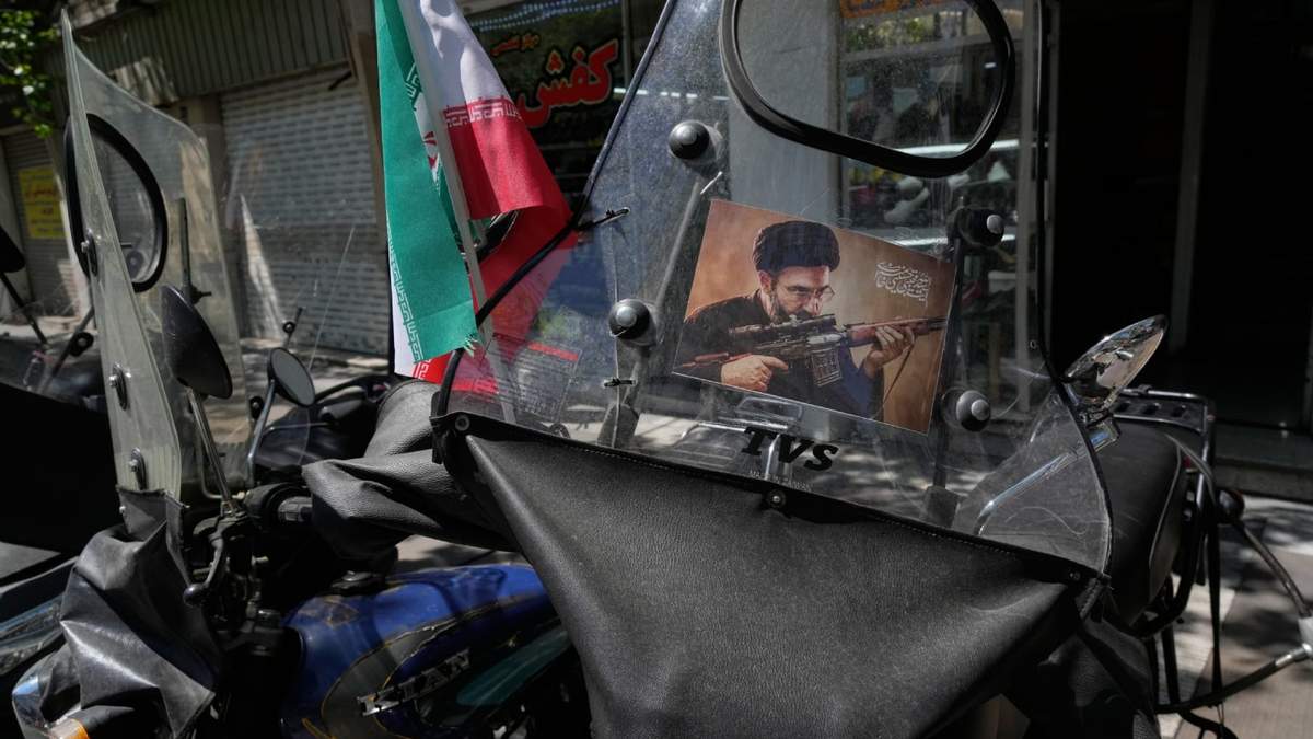 Un cartel con la imagen del líder supremo de Irán, el ayatolá Mojtaba Khamenei, en Teherán, Irán
