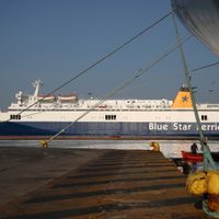 Tripulantes de un ferry avientan a pasajero al mar por llegar tarde y muere