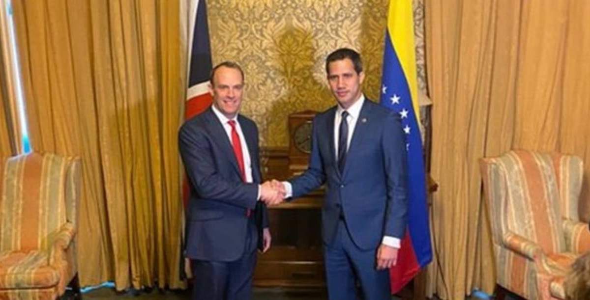 Dominic Raab y Juan Guaidó