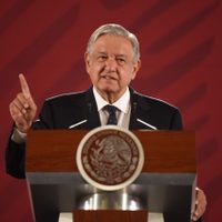 Slim seguirá invirtiendo en México; es enseñanza de su familia: AMLO