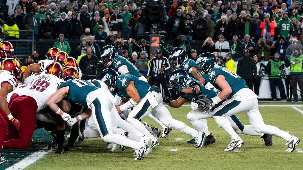 Jalen Hurts, centro, quarterback de los Eagles de Filadelfia, y sus compañeros ejecutan la jugada conocida como tush push durante el Juego de Campeonato de Conferencia de la NFL contra los Commanders de Washington, el domingo 26 de enero de 2025, en Filadelfia