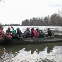 Varios migrantes denuncian que fueron forzados en Grecia a expulsar a otros de vuelta a Turquía