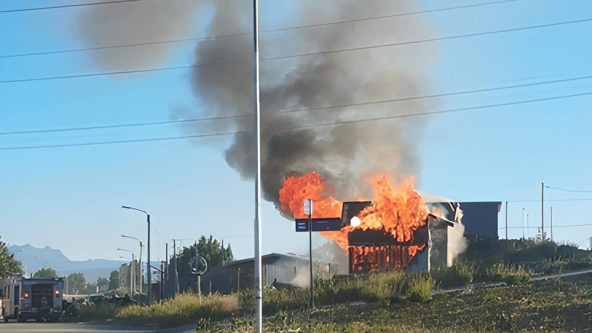 La casa incendiada en San Carlos de Bariloche. Fuente: (Twitter)