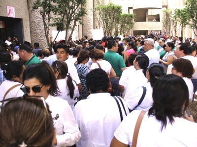 Trabajadores de la Salud inician paro de 'brazos caídos” en Tabasco