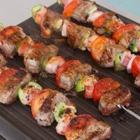Brochettes de carne: dale un toque gourmet a tus cenas con esta receta fácil de hacer y súper rendidora