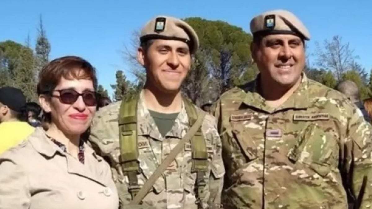Pablo Córdoba junto a sus padres Natalia y Juan José. Fuente (Patagonia Press)