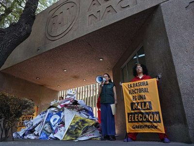 Greenpeace devuelve la “basura electoral” a partidos políticos