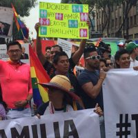 A besos, comunidad gay exige a la Iglesia católica cesar campaña de odio