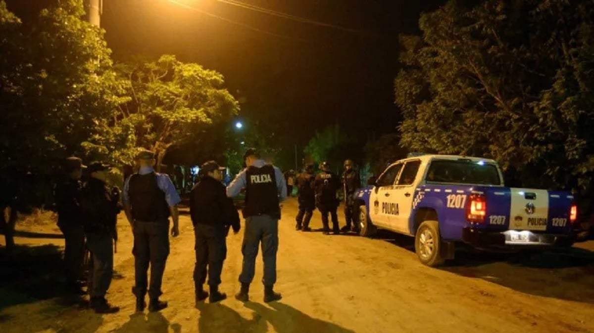 Policías de la comisaría 18 en Cuenca XV. Fuente (archivo Claudio Espinoza)