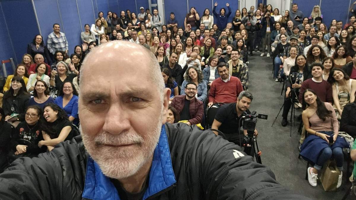 El escritor Guillermo Arriaga en la FIL de Monterrey