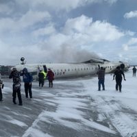 Vuelca avión de Delta en Toronto y deja al menos ocho heridos