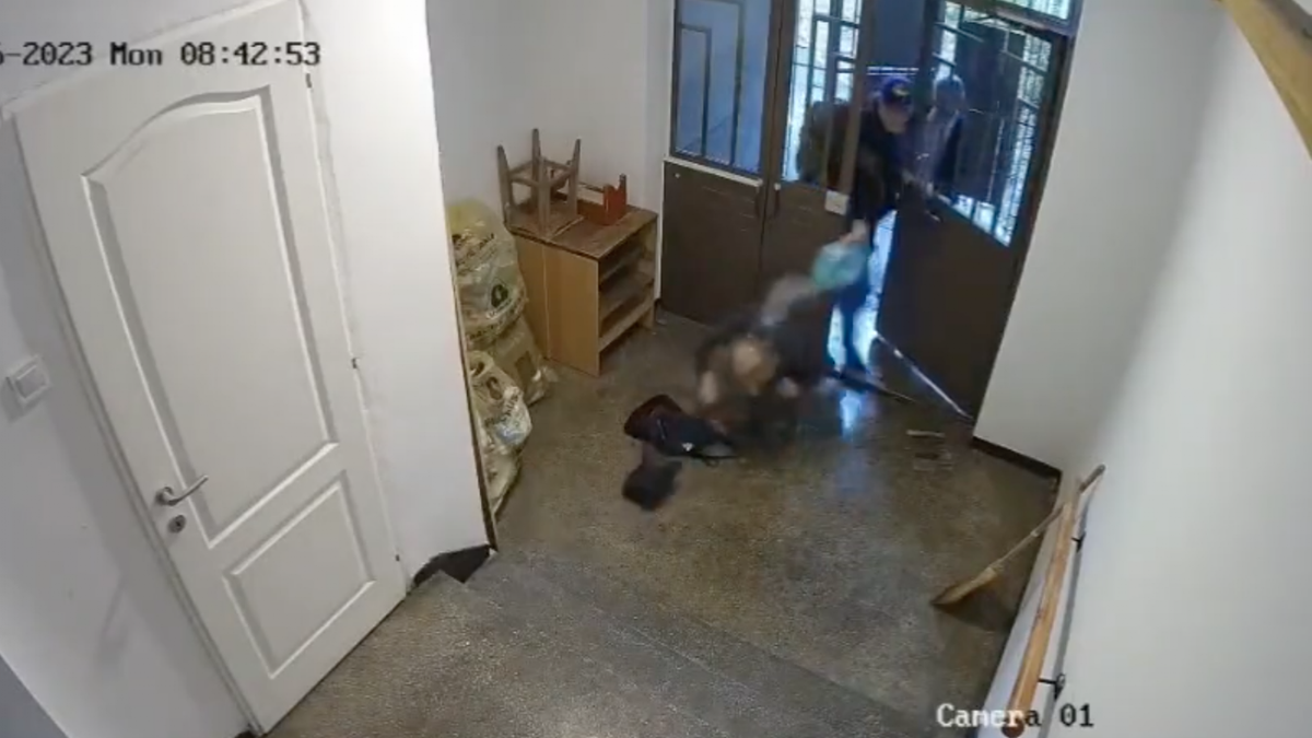 El momento en el que el hombre arroja gasolina a su tía