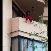Niña sentada en el borde de un balcón es rescatada en la Miguel Hidalgo (Video)