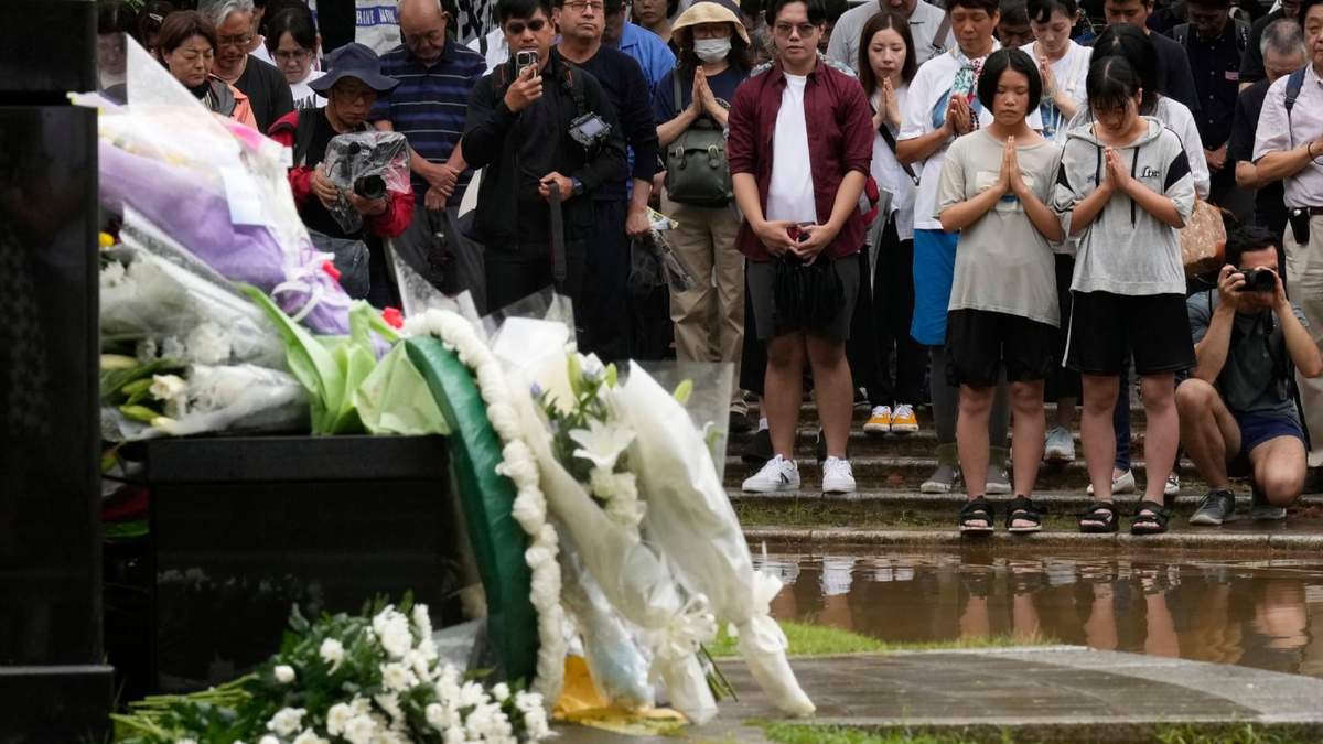 Varias personas rezan en el Parque de la Paz durante un acto para conmemorar el 80 aniversario de la bomba atómica arrojada sobre Nagasaki, Japón, el 9 de agosto de 2025