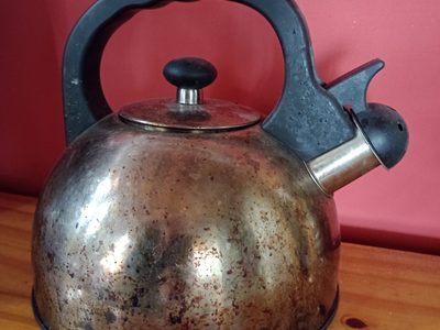 No tires tu vieja y oxidada pava y transformala en este objeto decorativo que le da un toque chic-vintage a tu hogar