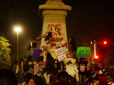 Más de seis mil mujeres marchan en Yucatán por el 8M y toman el Monumento a la Patria (Videos)