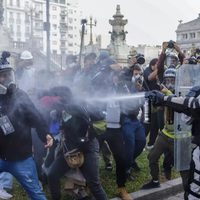 Marcha de jubilados termina con enfrentamientos y heridos frente al Congreso