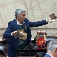 Esteban Paulón llevó una máquina de pochoclos al recinto
