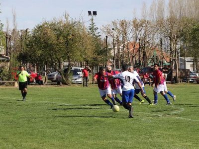 Murió un hombre de 60 años tras descompensarse durante un partido de fútbol en Cipolletti