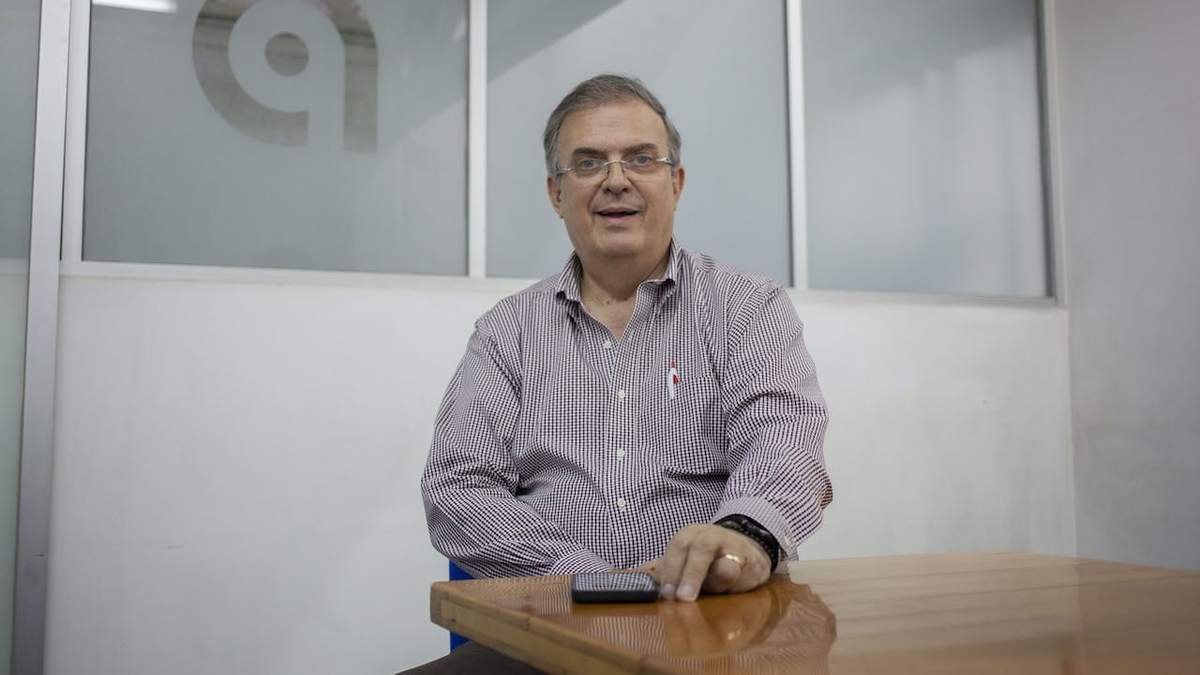 Marcelo Ebrard en la redacción de Proceo