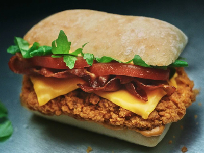 Con pocos ingredientes, hacete estas hamburguesas cuadradas de pollo que te salvan cualquier comida