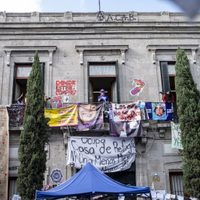 Policías desalojan a encapuchadas de la CNDH tras agresión a una mujer