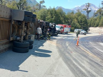 Un camión volcó y derramó combustible sobre la banquina de la ruta 231