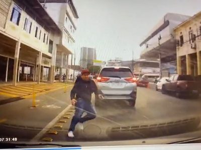 Auto embiste a ladrón que huía de su víctima en Ecuador (Video)