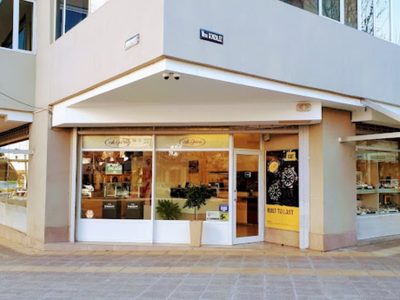 Maniataron a los dueños de dos casas, obtuvieron la llave de una joyería y escaparon cuando se activó la alarma