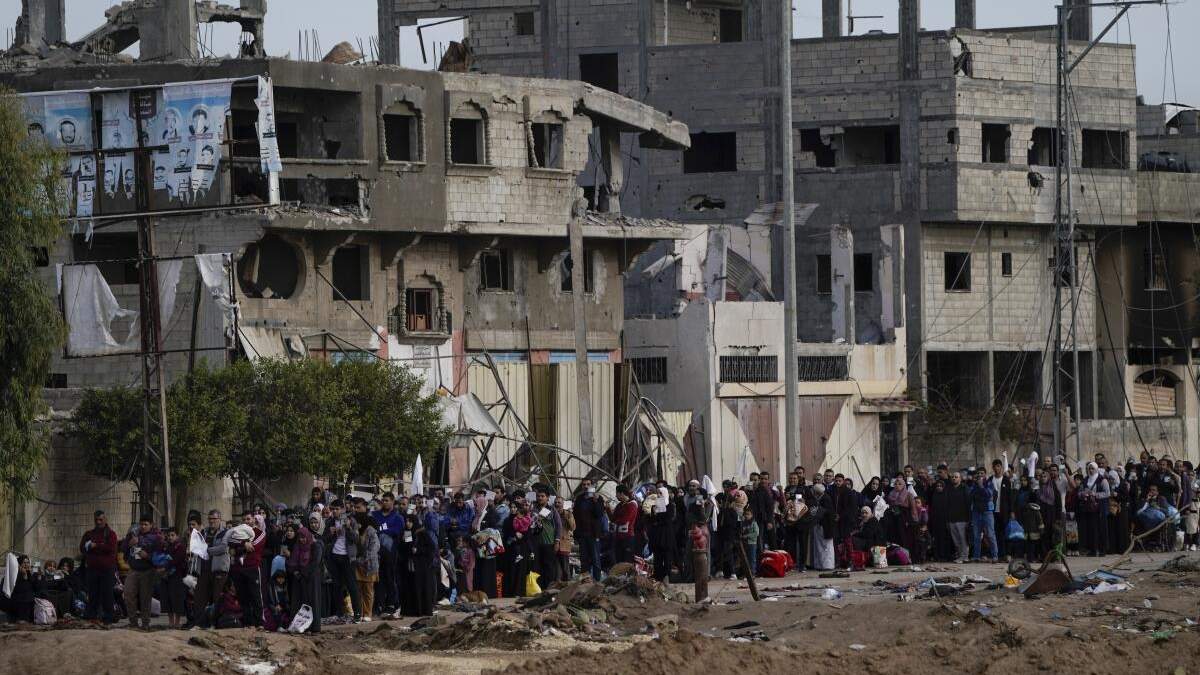 Palestinos que huyen al sur de la Franja de Gaza, a las afueras de la Ciudad de Gaza, durante un bombardeo israelí