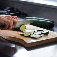 Limpiá la tabla de madera de tu cocina con solo dos productos muy fáciles de conseguir
