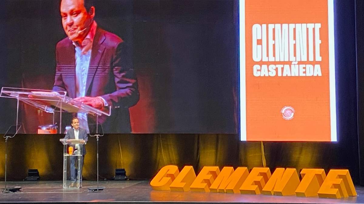 Clemente Castañeda en su informe legislativo