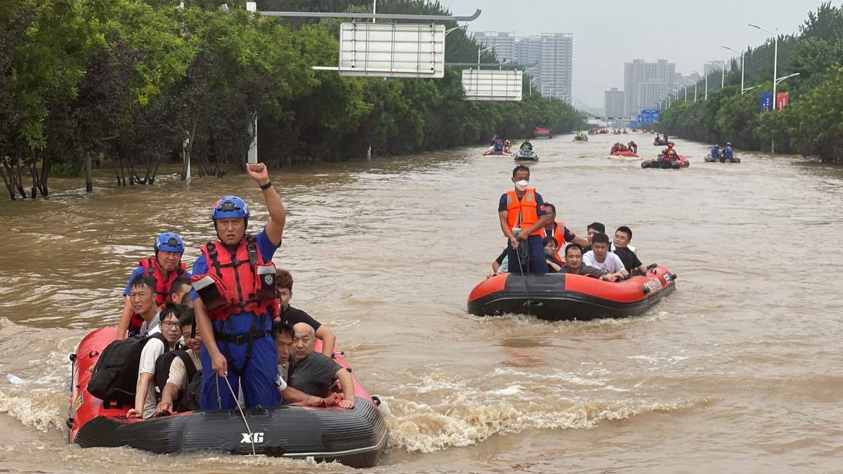 Vecinos son desalojados en botes de goma por una zona inundada en Zhuozhou, en la provincia norteña de Hebei, China