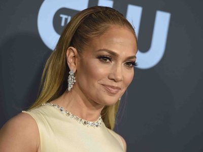 Jennifer López recibe a un famoso director con un tremendo escote ¡Quedó en shock!