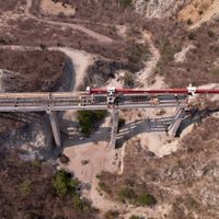 AMLO supervisa puentes y carreteras en Oaxaca y Guerrero (Video)