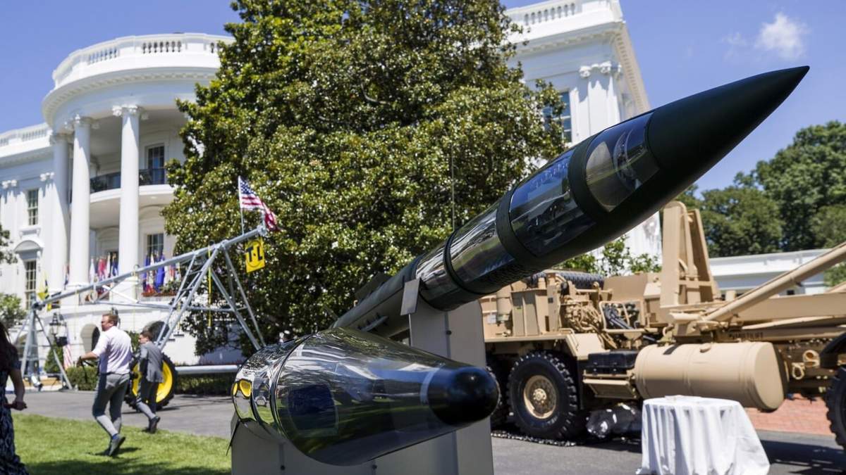 ARCHIVO - Un sistema de Defensa de Área de Gran Altitud Terminal (THAAD, por sus siglas en inglés) contra misiles balísticos, en una exhibición de Made in America en el Jardín Sur de la Casa Blanca