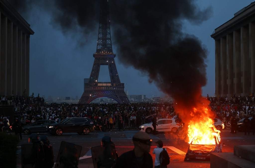 Un coche arde mientras los aficionados del PSG celebran en París, el sábado 30 de mayo de 2026, tras la final de la Liga de Campeones entre el Paris Saint-Germain y el Arsenal, disputada en Budapest. El PSG ganó el partido