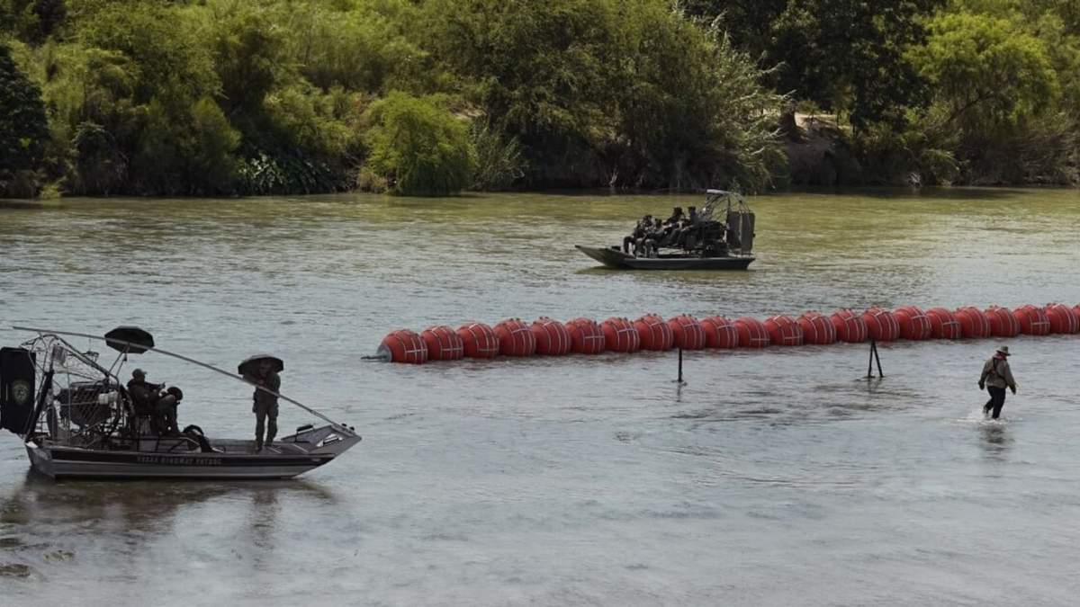 Boyas instaladas en el Río Bravo cerca de Eagle Pass, Texas