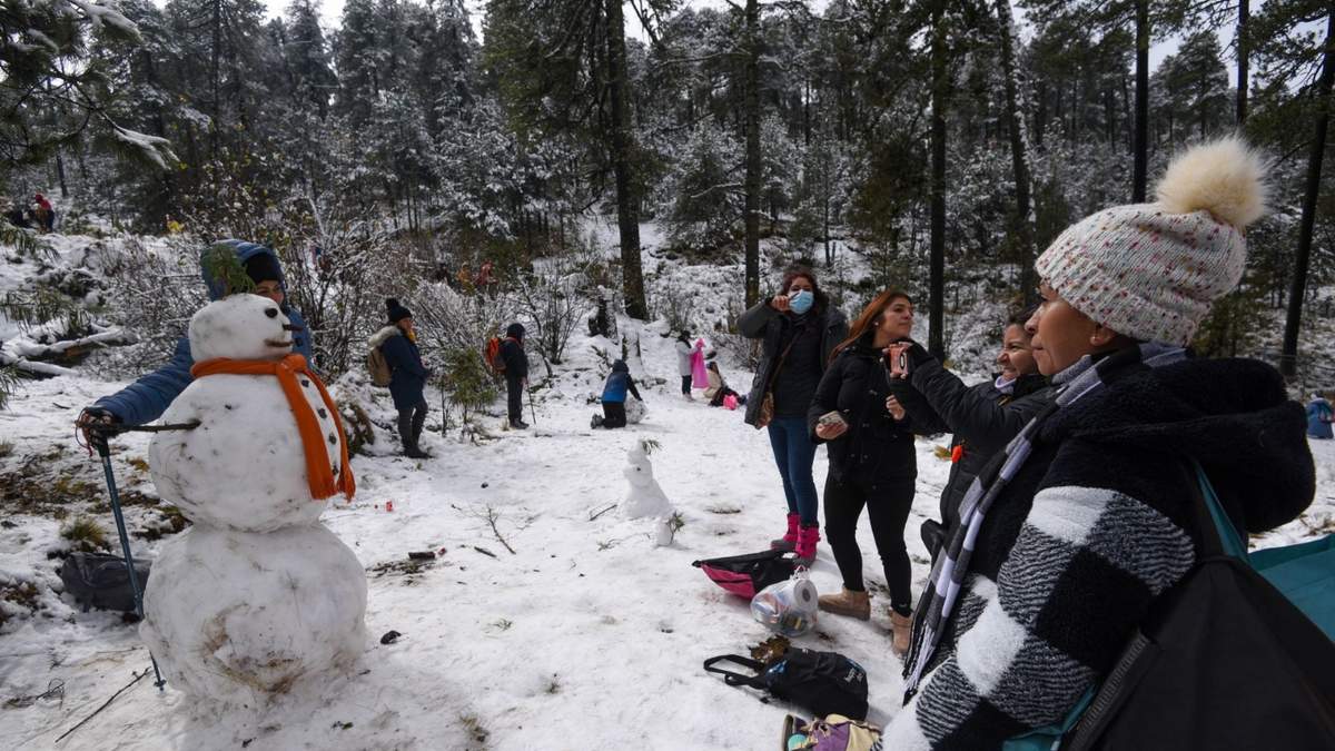 Turistas disfrutaron de la nieve este domingo en el volcán Xinantécatl