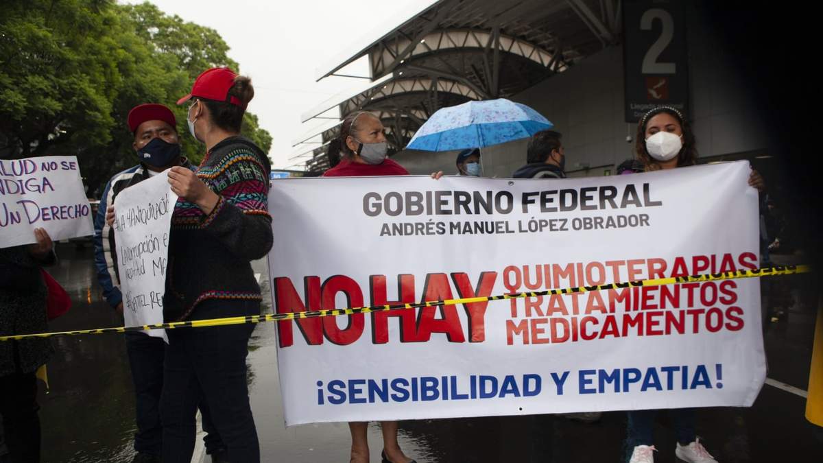 Protesta de padres de niños con cáncer que exigen medicamentos