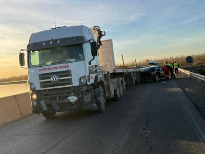 Un camión impactó sobre el costado de un auto mientras transitaban por el Dique Compensador de la ruta 8